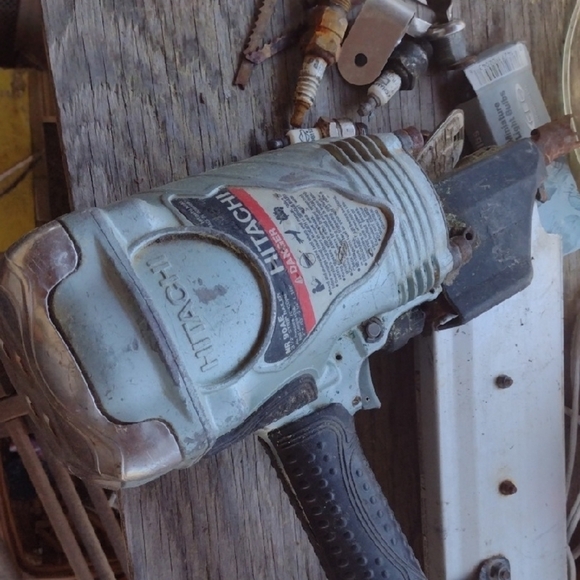 Hitachi Pneumatic Nail Gun - Picture 1 of 3